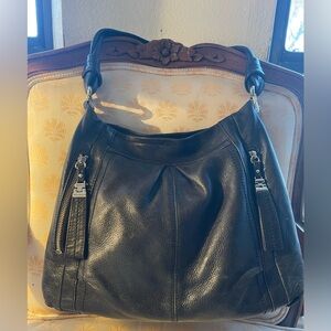 B. Makowsky Womens Black Leather Hobo Handbag Magnetic Closure and Multi Pocket